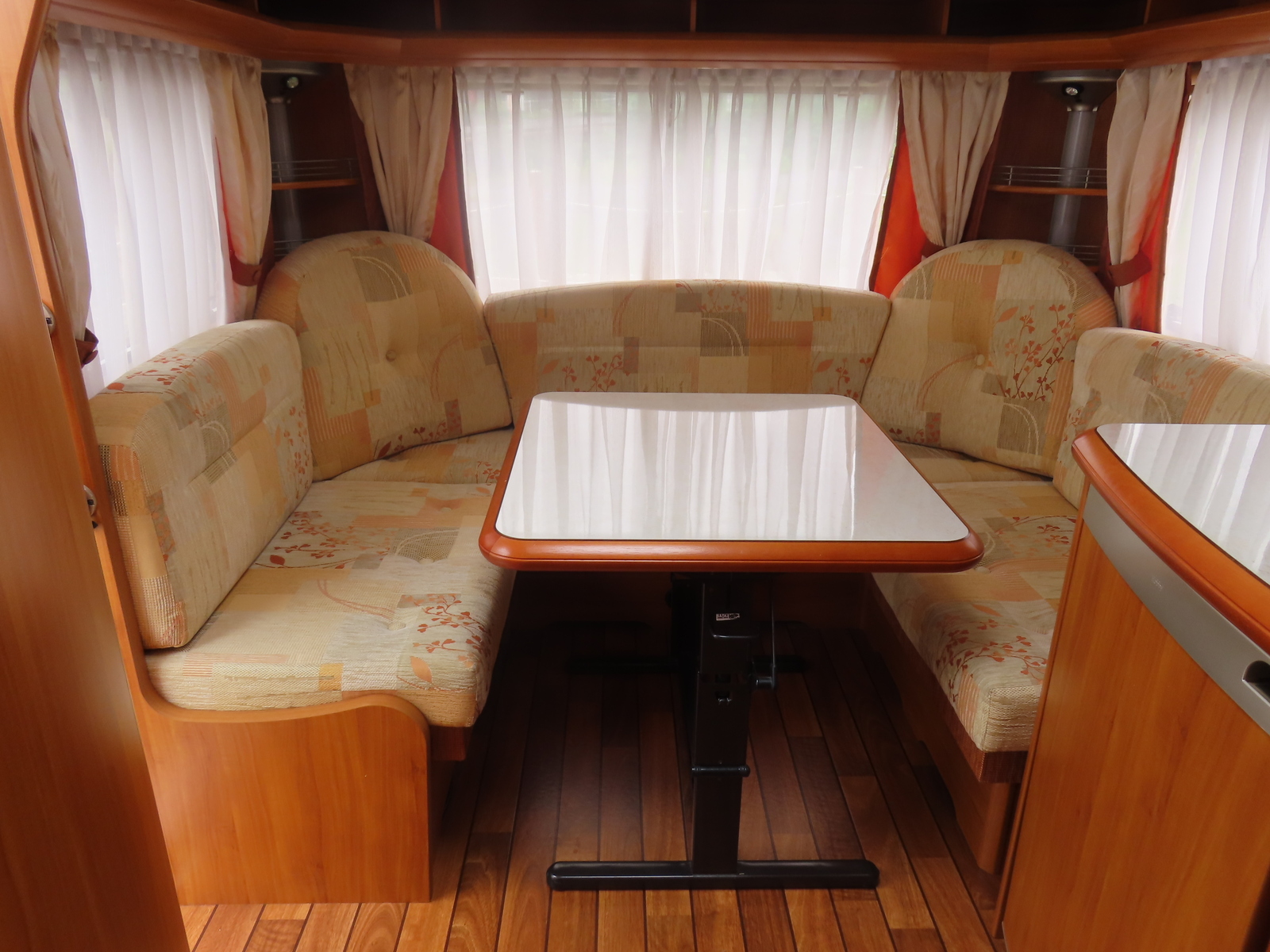 キャンピングカートレーラー