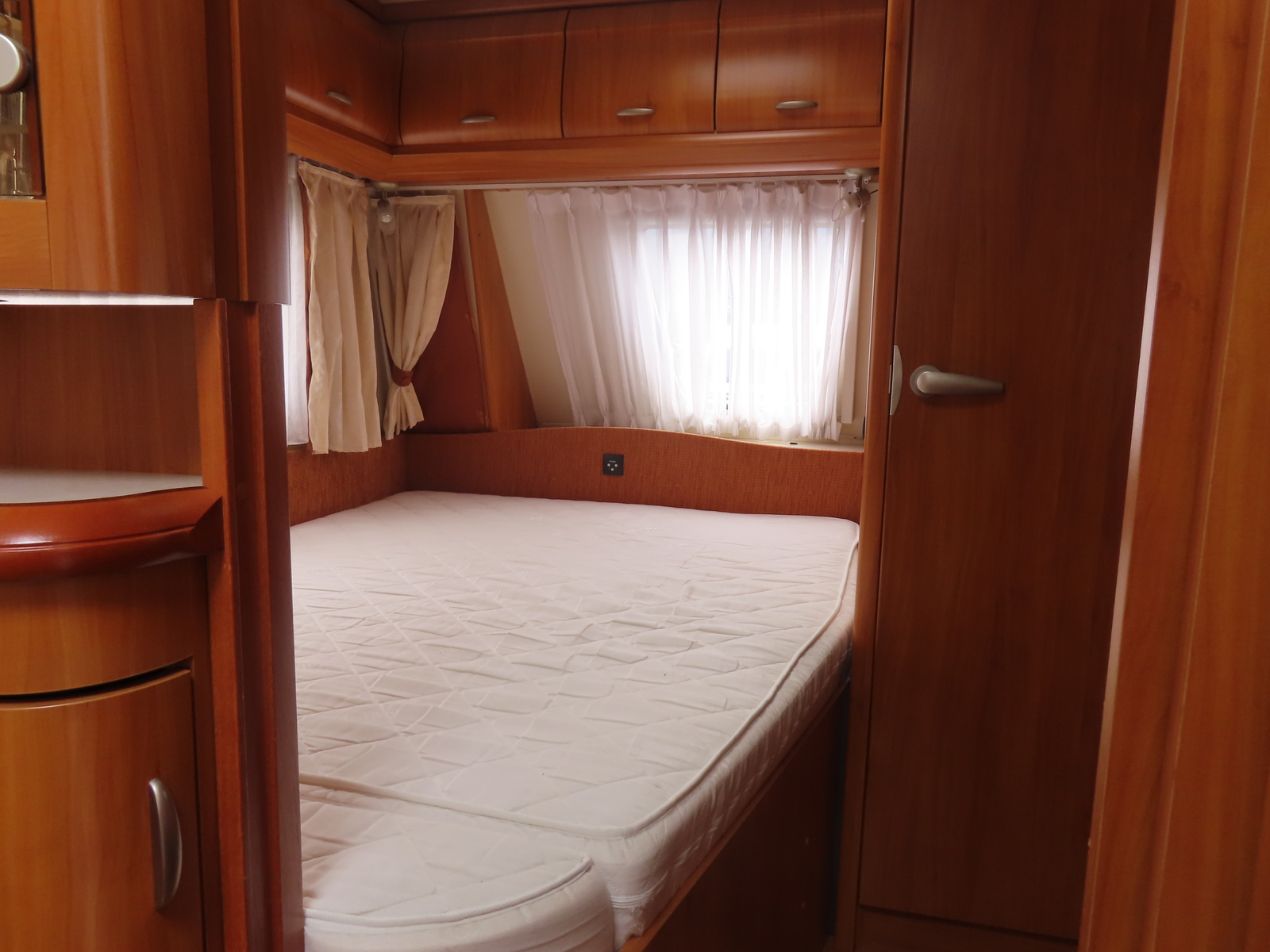 キャンピングカートレーラー