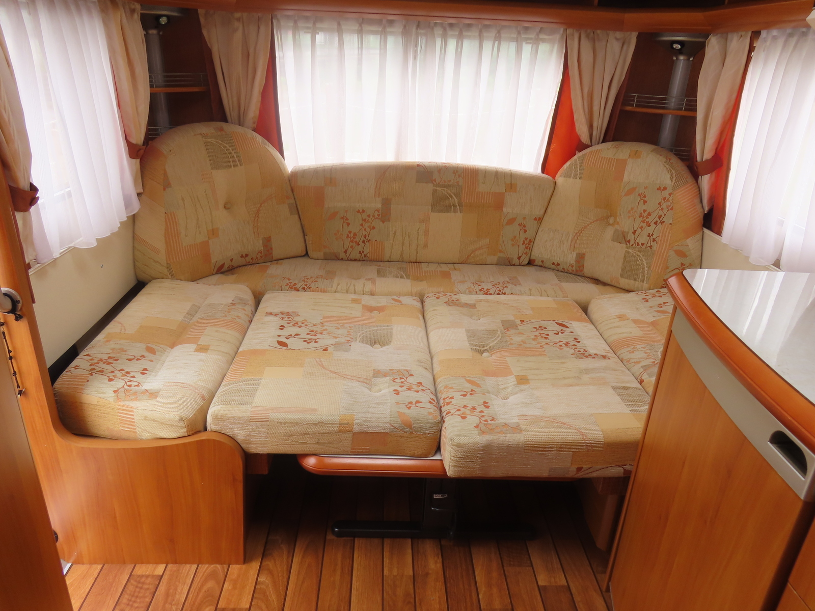 キャンピングカートレーラー