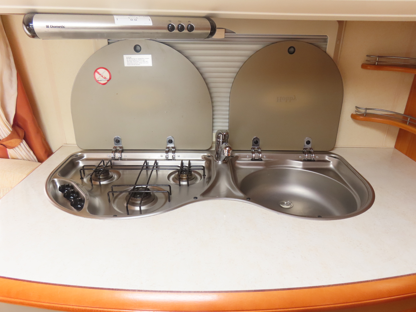 キャンピングカートレーラー