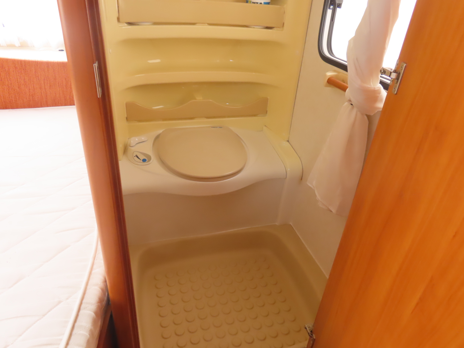 キャンピングカートレーラー