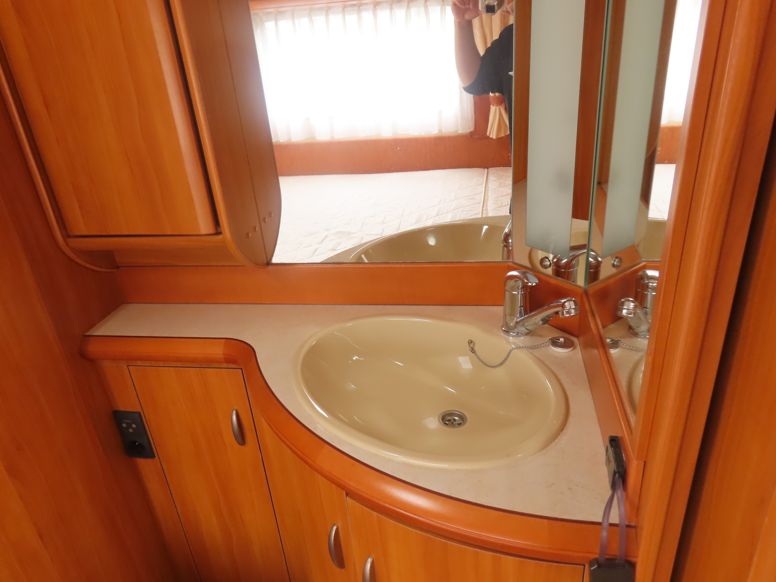 キャンピングカートレーラー