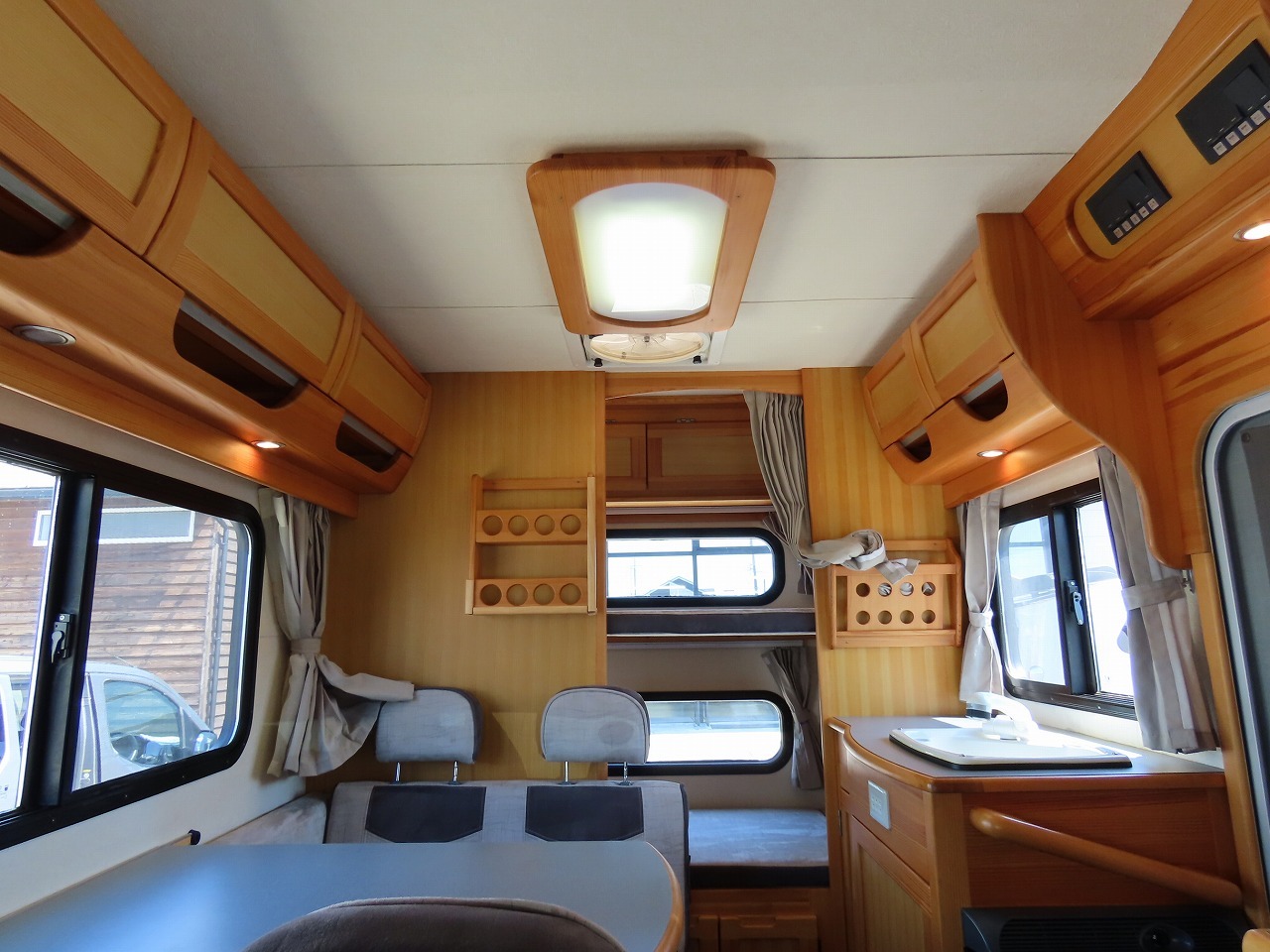 キャンピングカーキャブコン