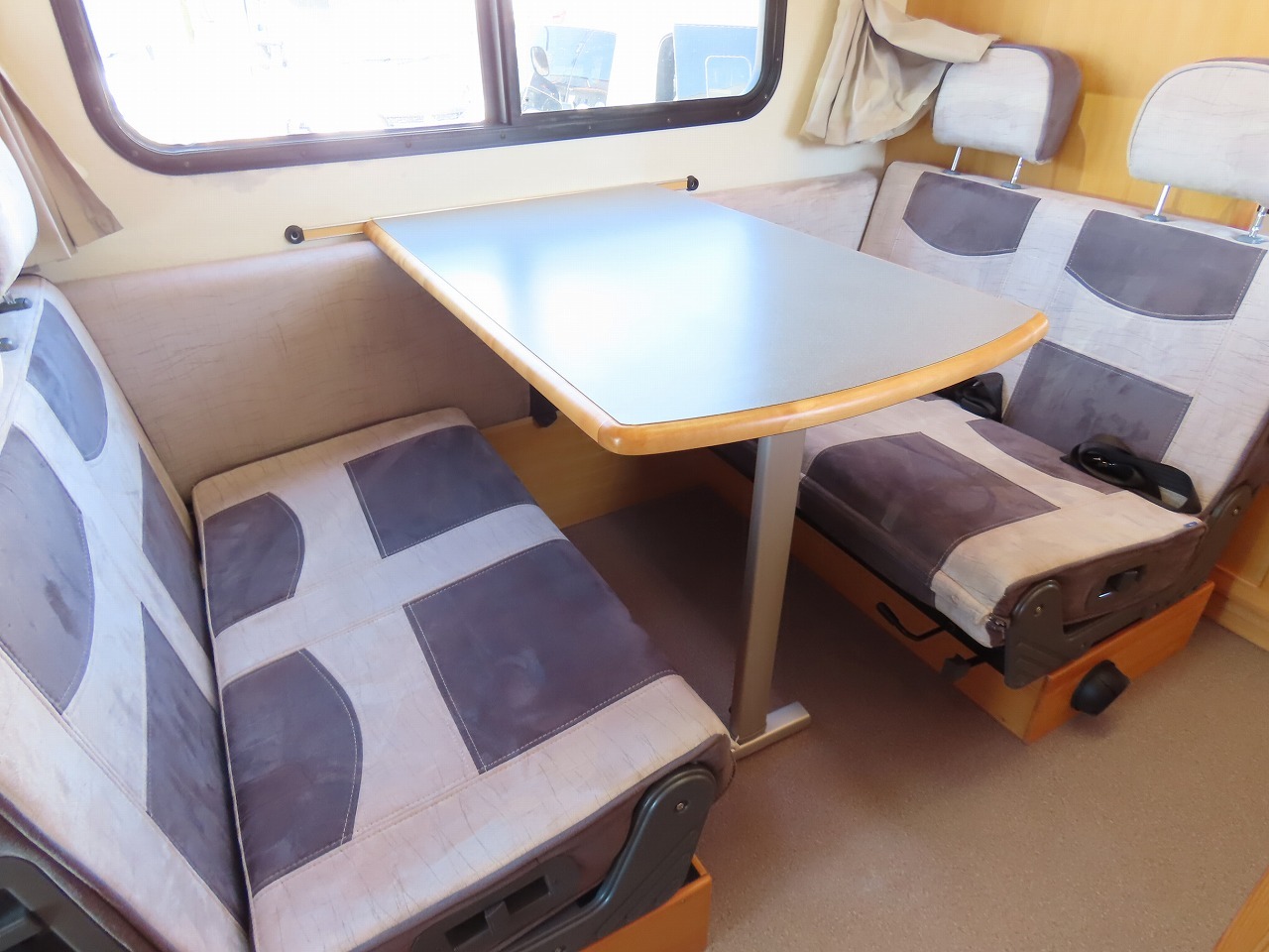 キャンピングカーキャブコン