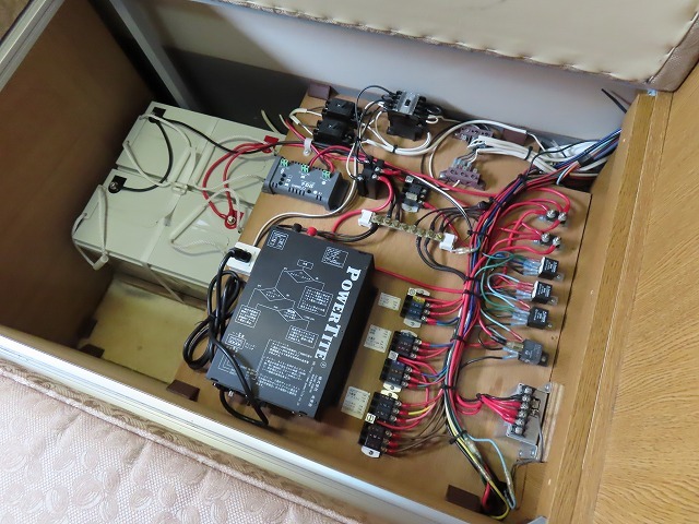 キャンピングカーバスコン