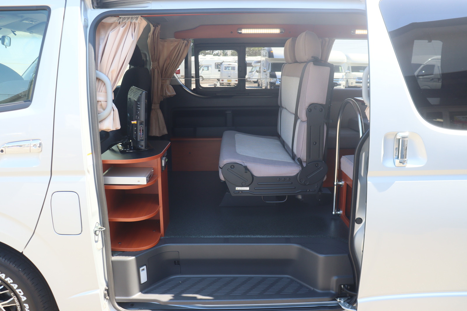 キャンピングカーバンコン