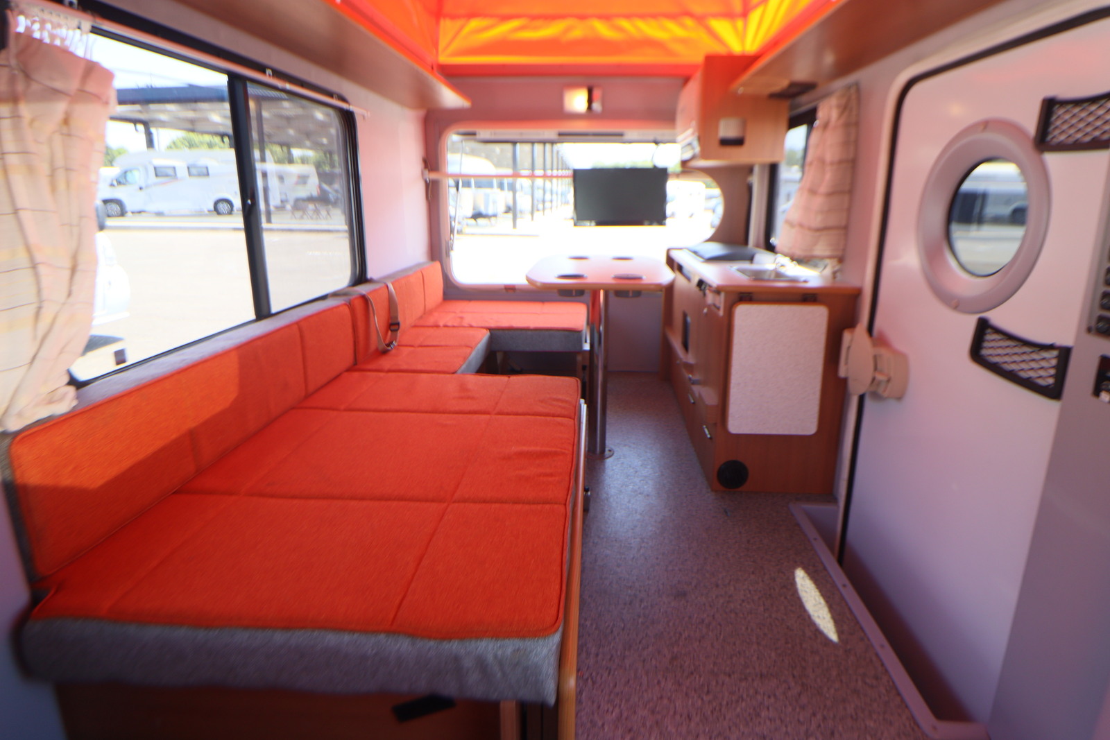 キャンピングカー軽キャンパー