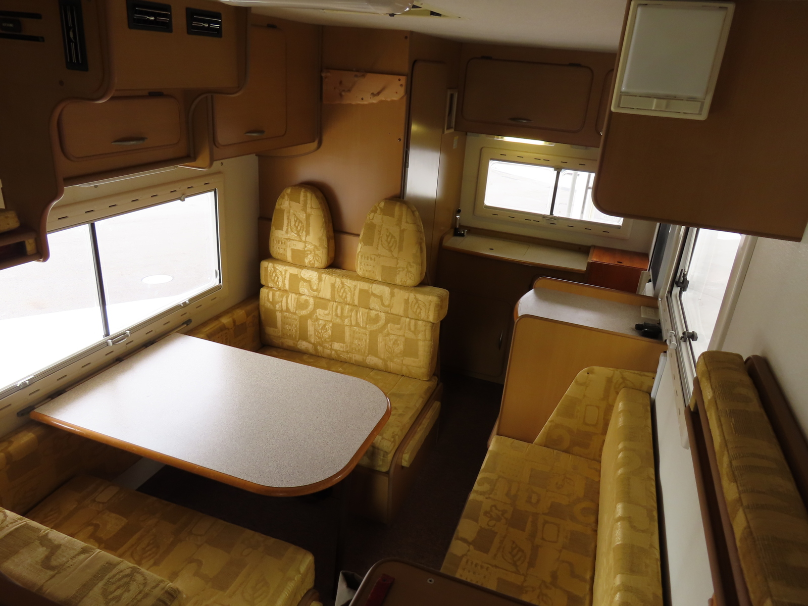 キャンピングカーキャブコン