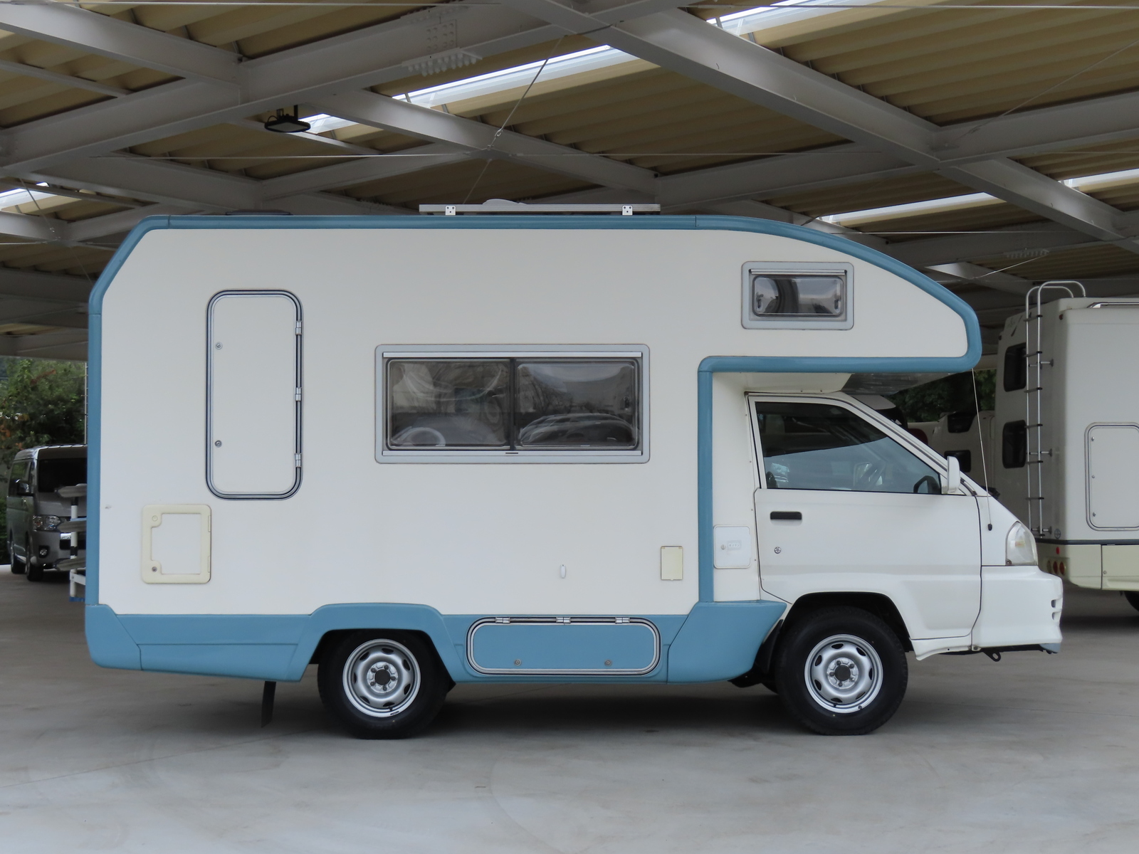 キャンピングカーキャブコン