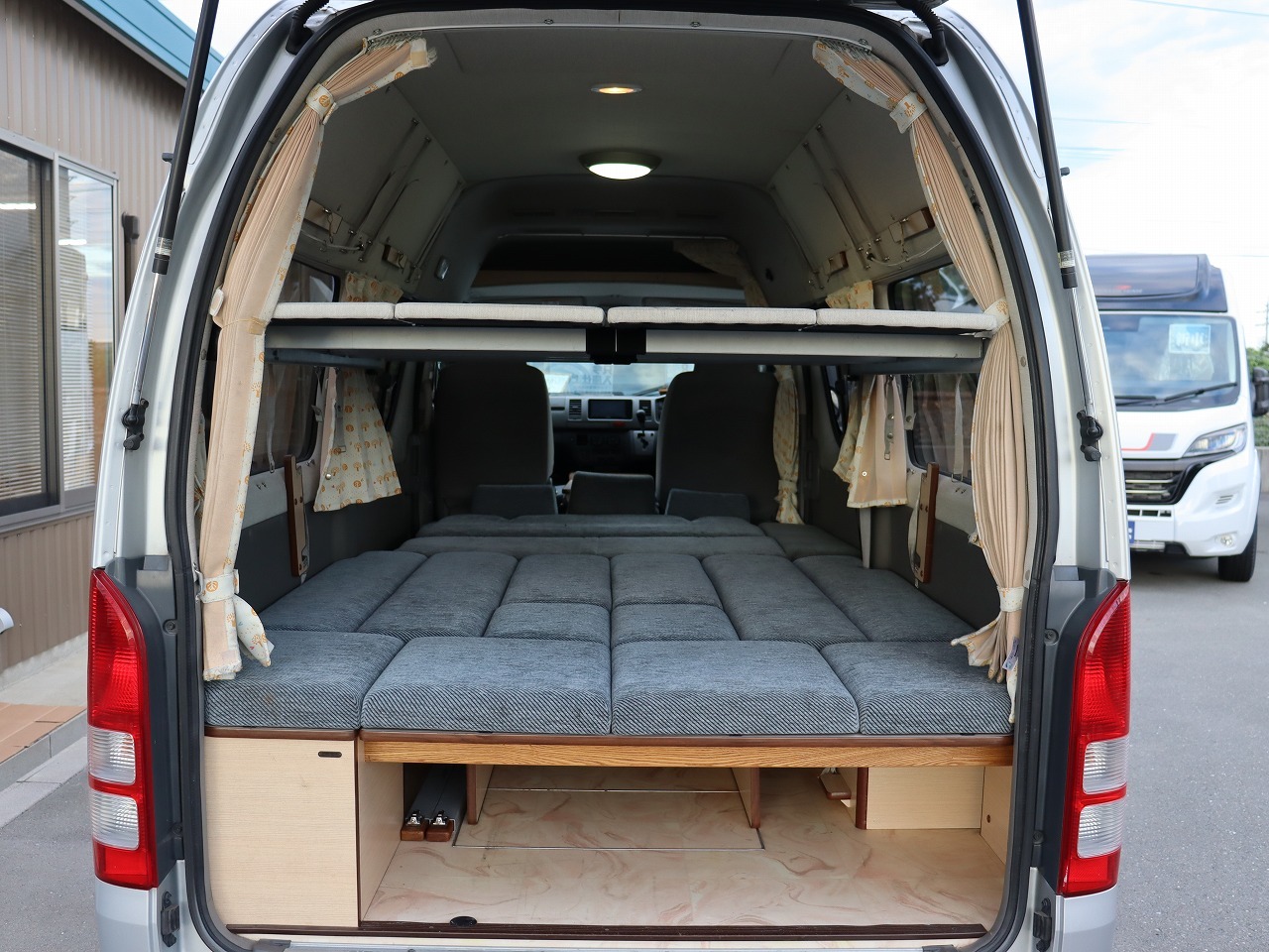 キャンピングカーバンコン