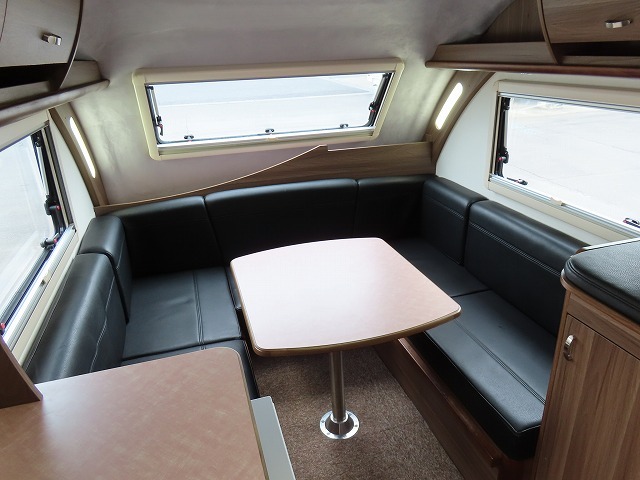 キャンピングカートレーラー