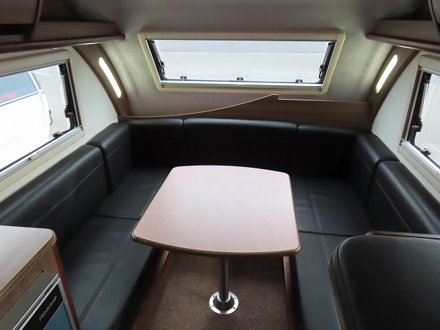 キャンピングカートレーラー