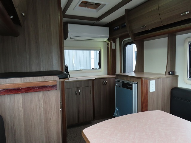 キャンピングカートレーラー