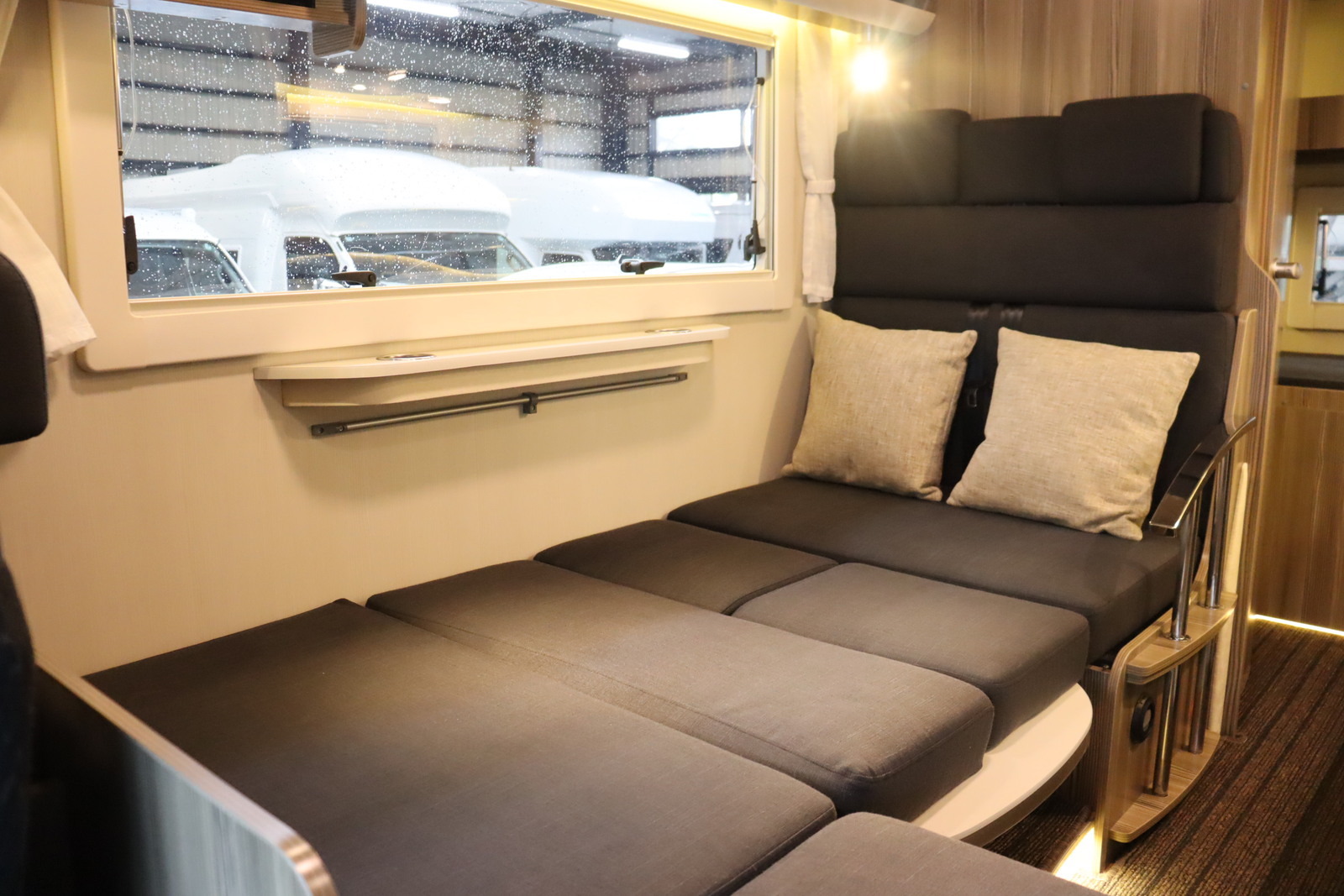 キャンピングカーキャブコン