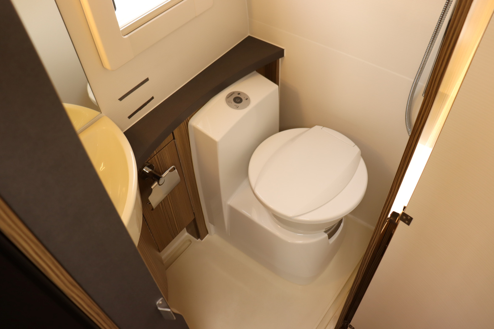 キャンピングカーキャブコン