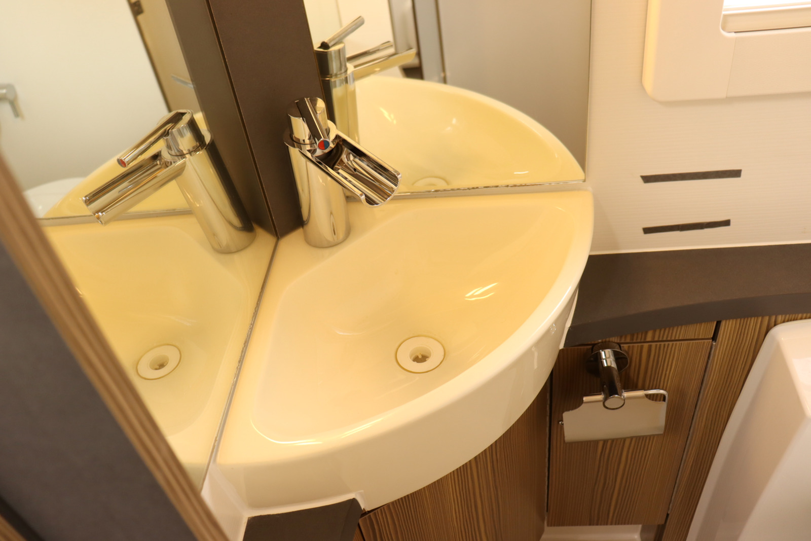 キャンピングカーキャブコン