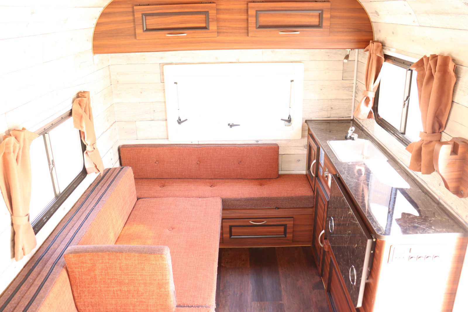 キャンピングカー軽キャンパー