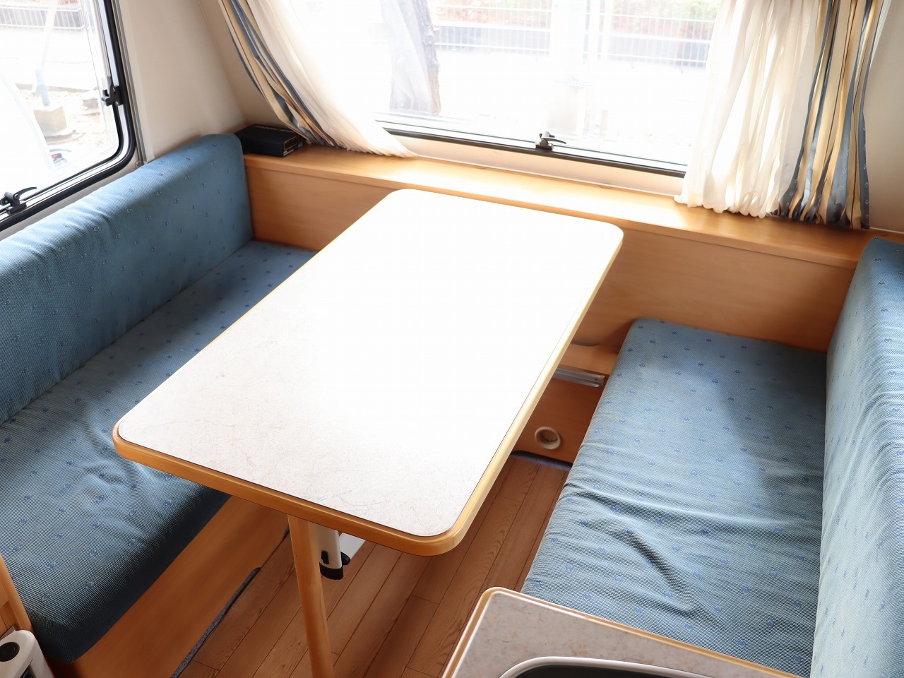 キャンピングカートレーラー