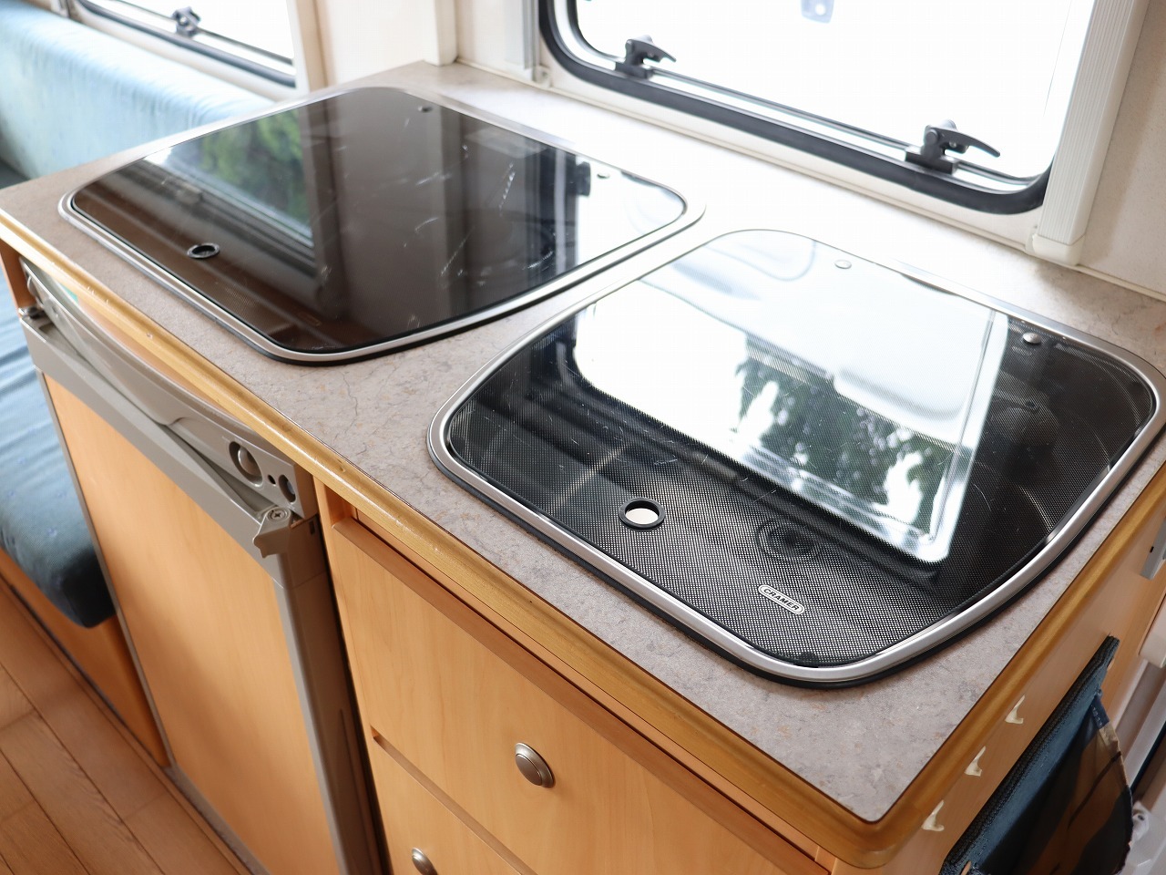 キャンピングカートレーラー