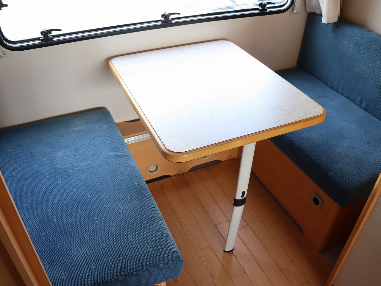 キャンピングカートレーラー