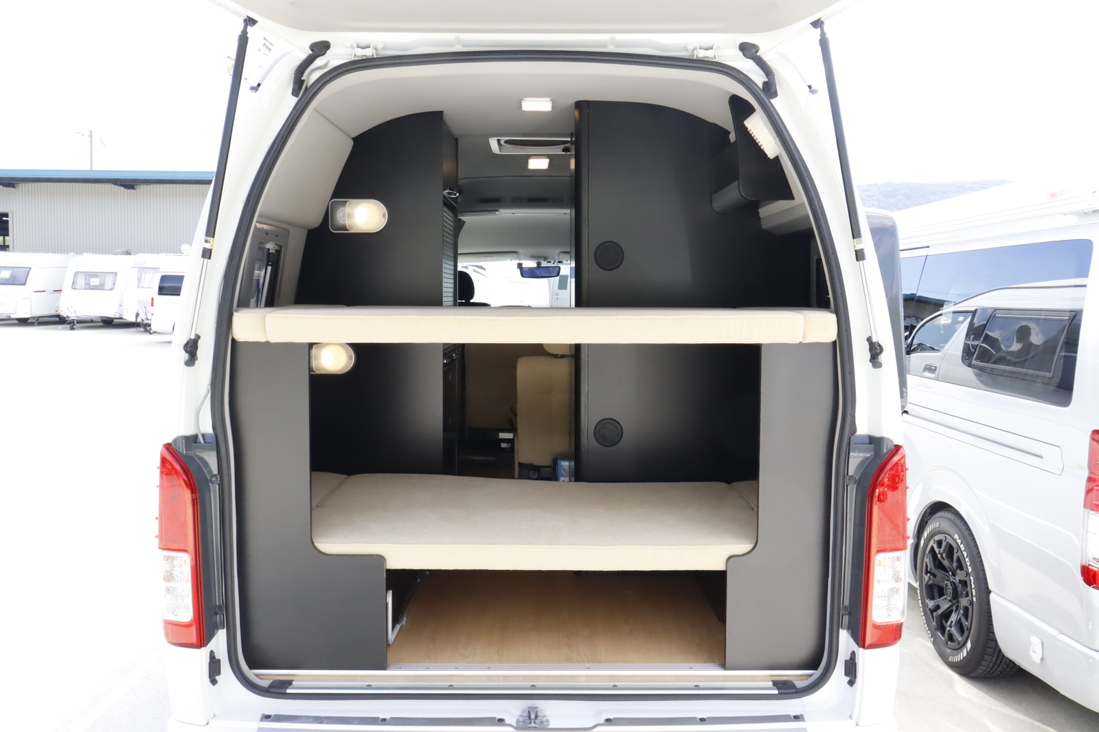 キャンピングカーバンコン