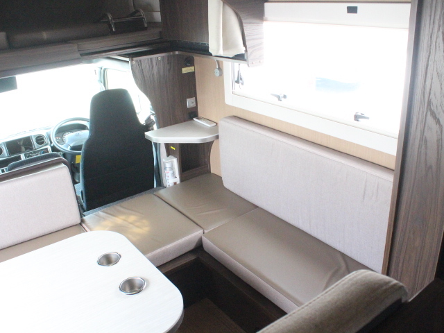 キャンピングカーキャブコン