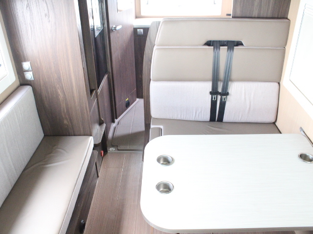 キャンピングカーキャブコン