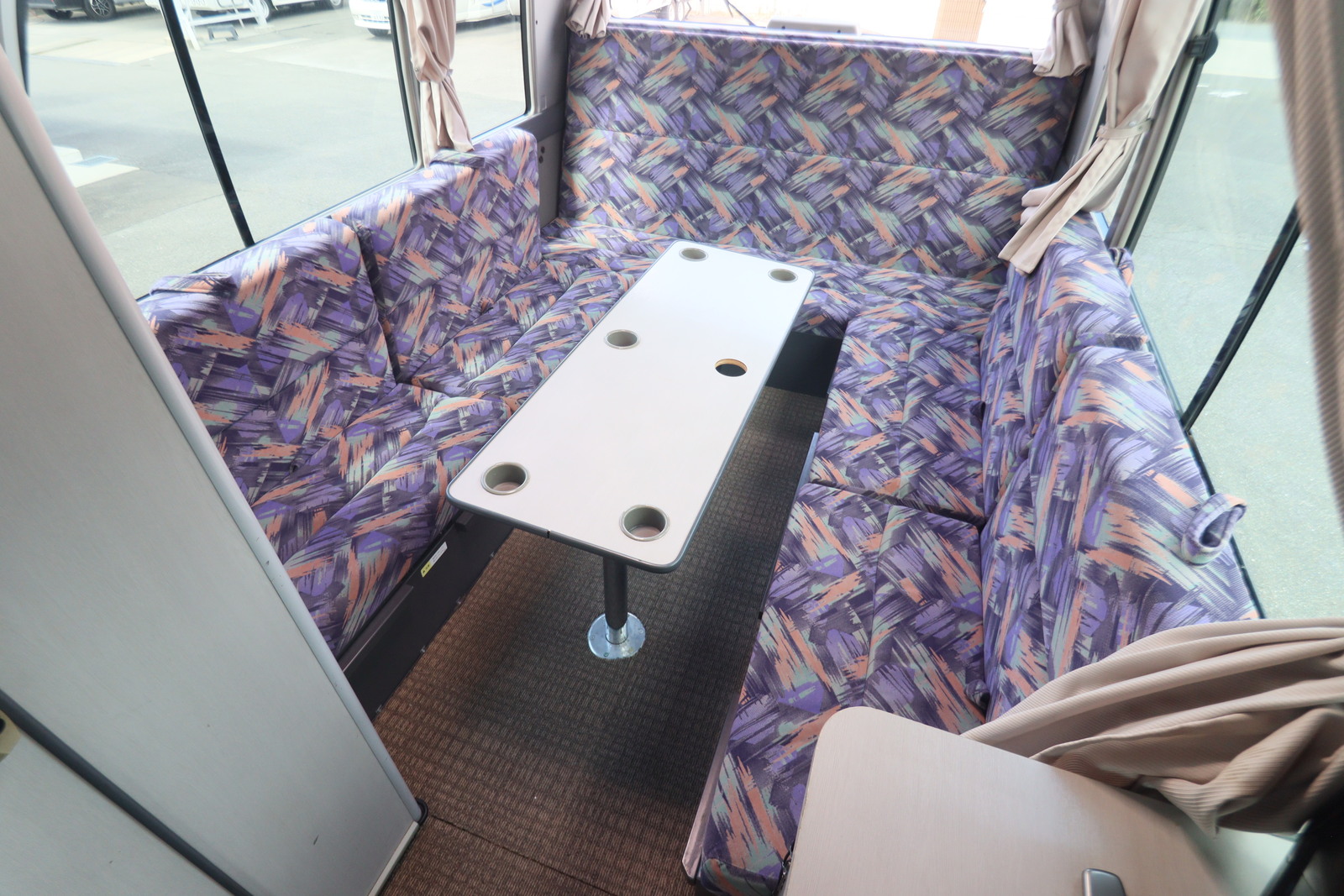 キャンピングカーバスコン