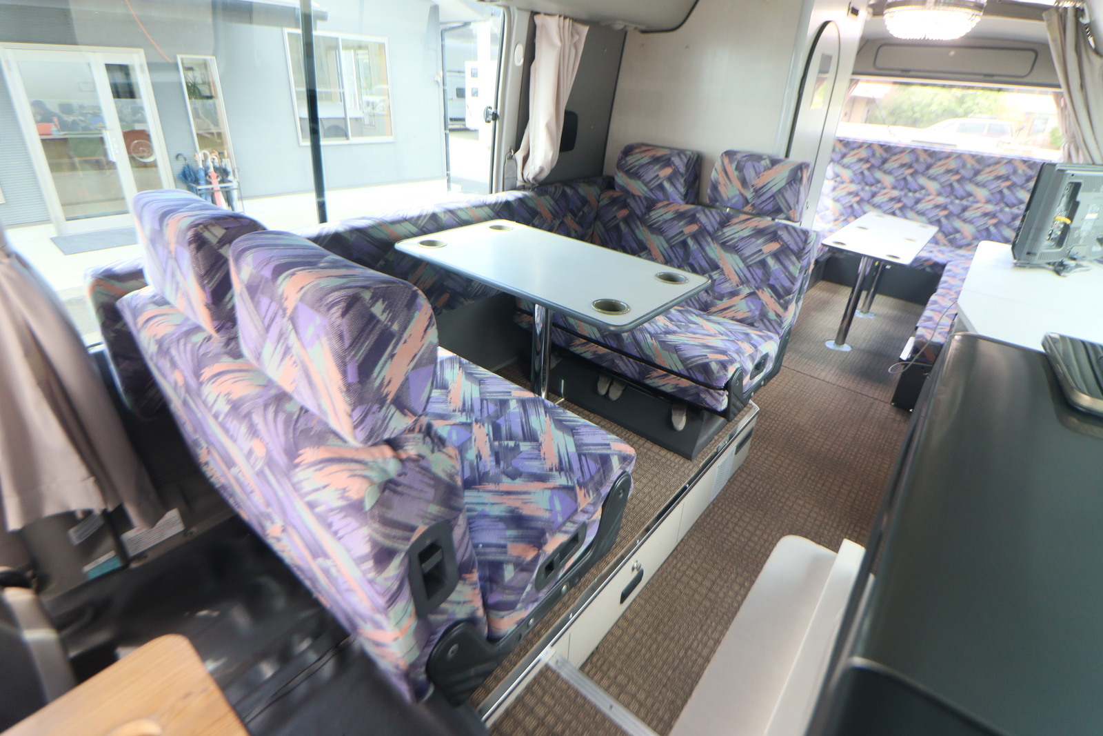 キャンピングカーバスコン