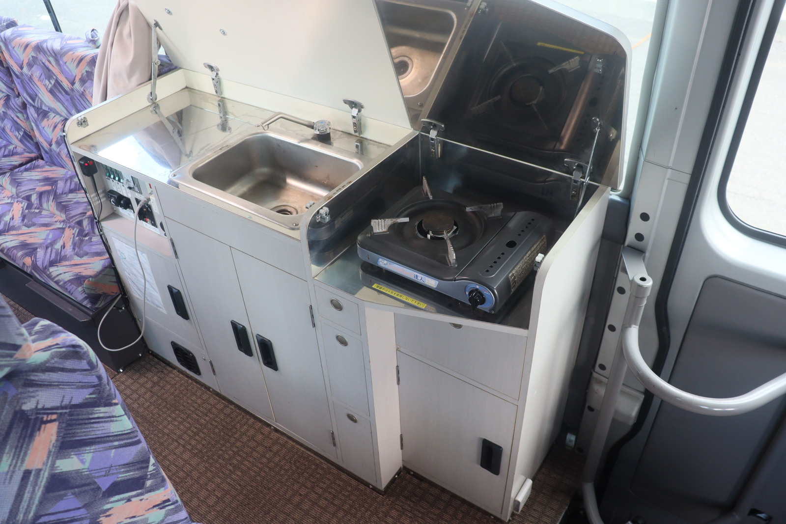 キャンピングカーバスコン