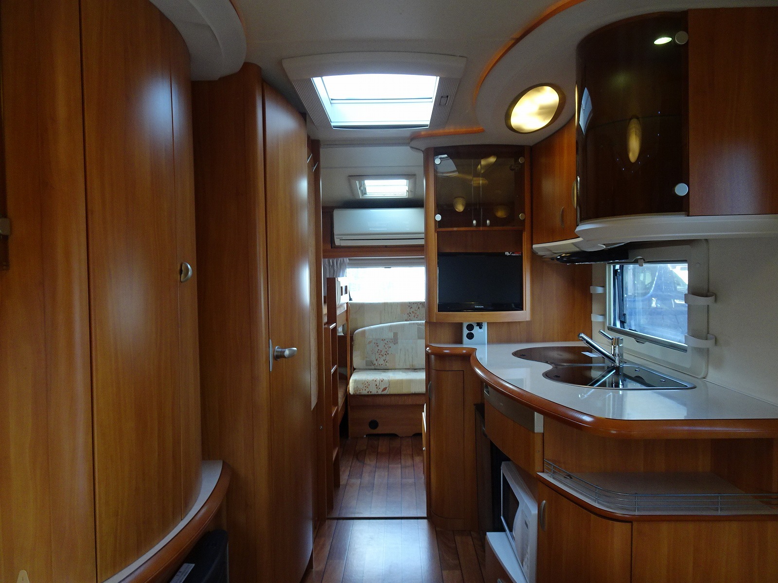 キャンピングカートレーラー