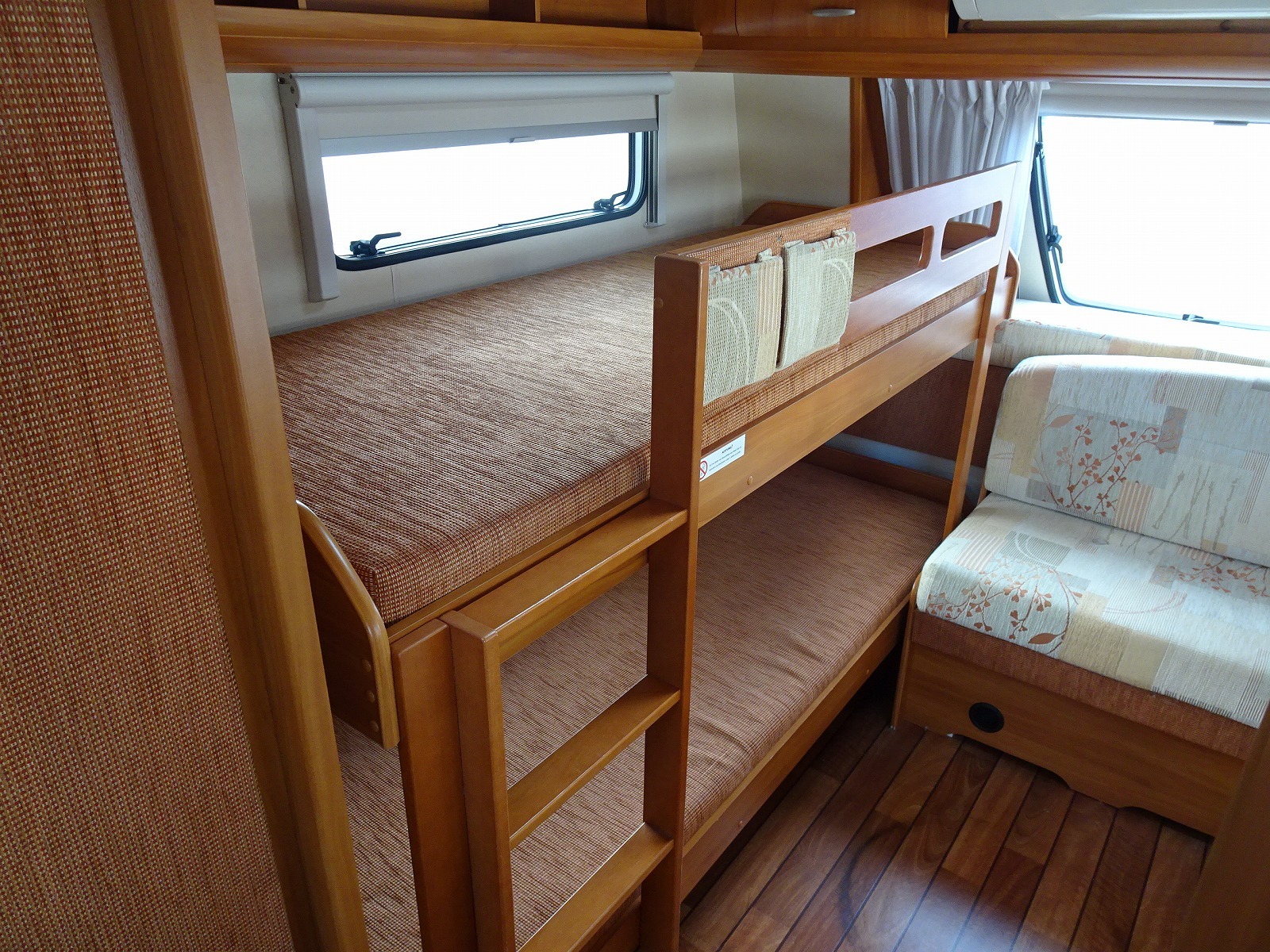 キャンピングカートレーラー