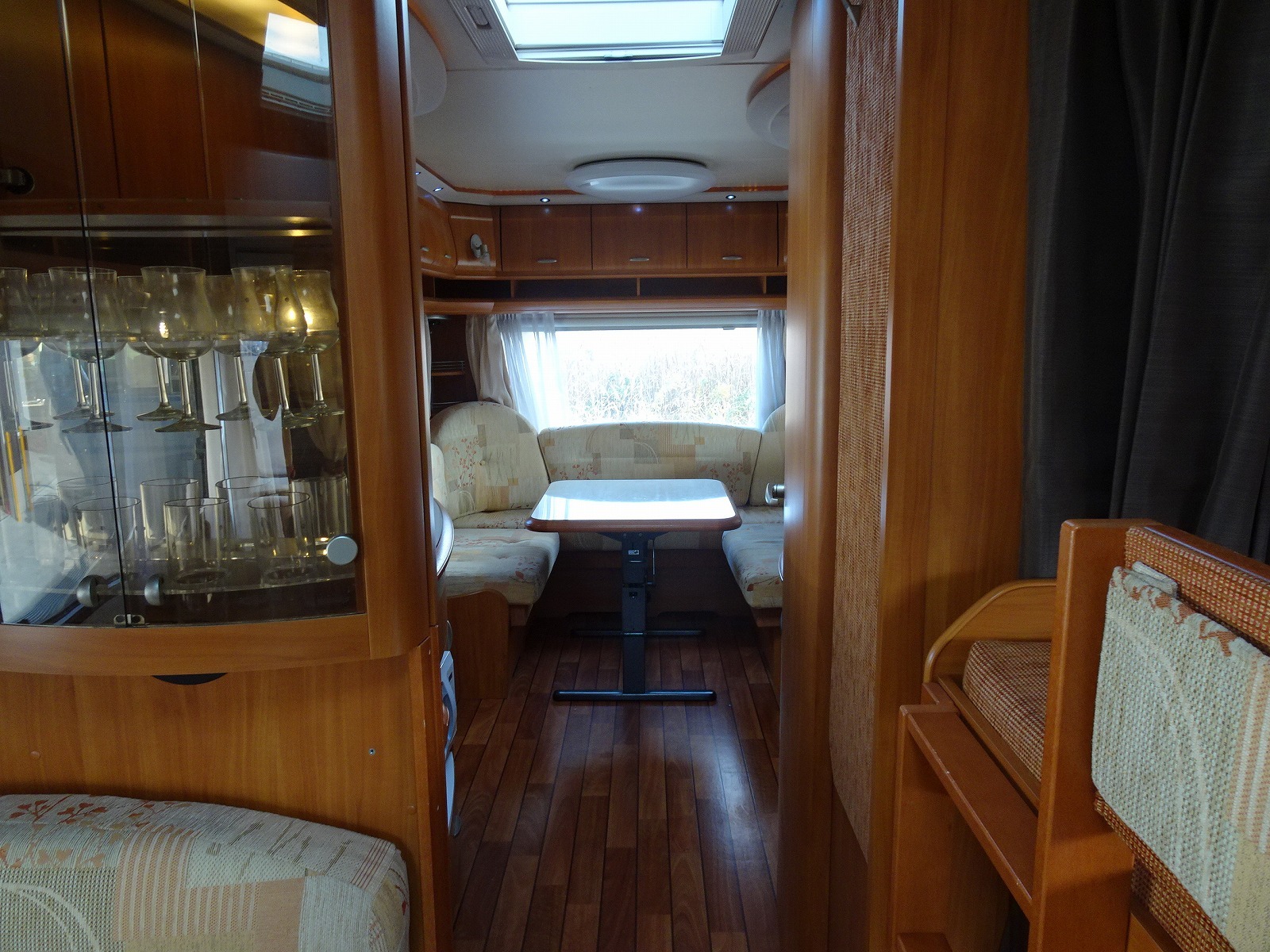 キャンピングカートレーラー