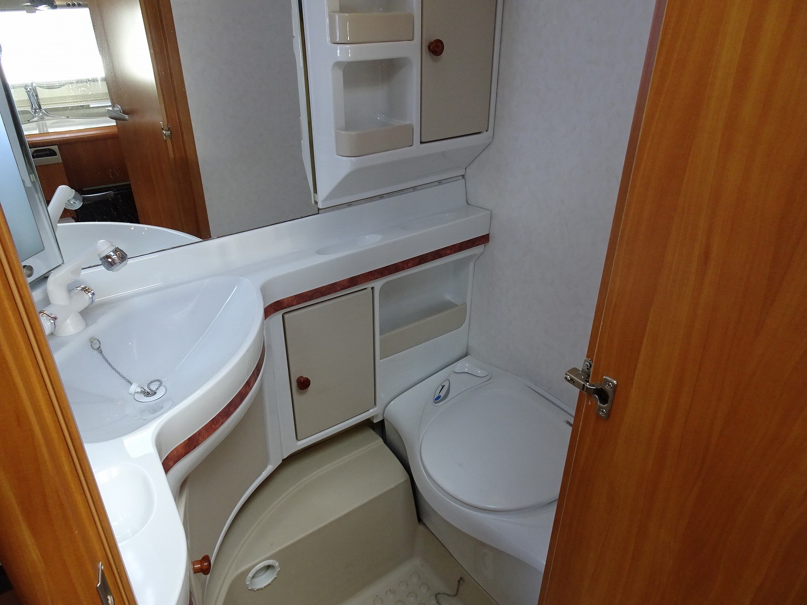 キャンピングカートレーラー