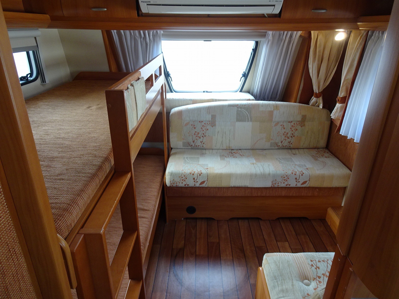 キャンピングカートレーラー