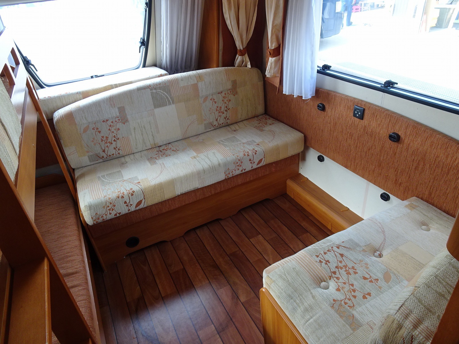 キャンピングカートレーラー