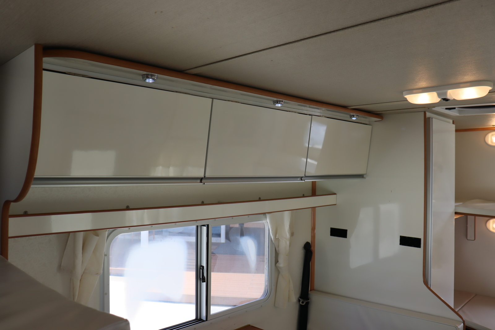 キャンピングカーキャブコン