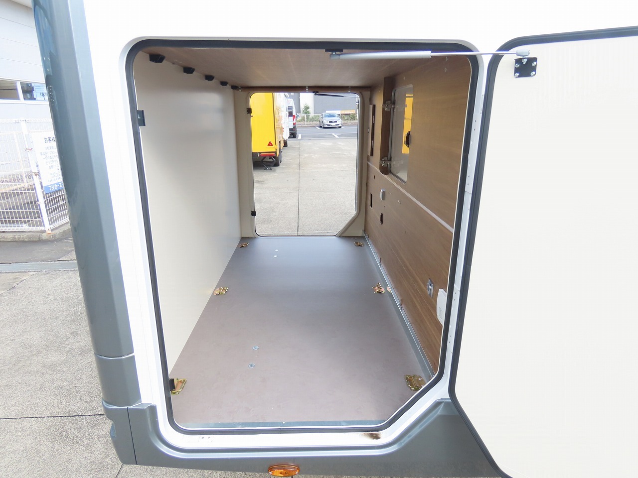 キャンピングカーバスコン