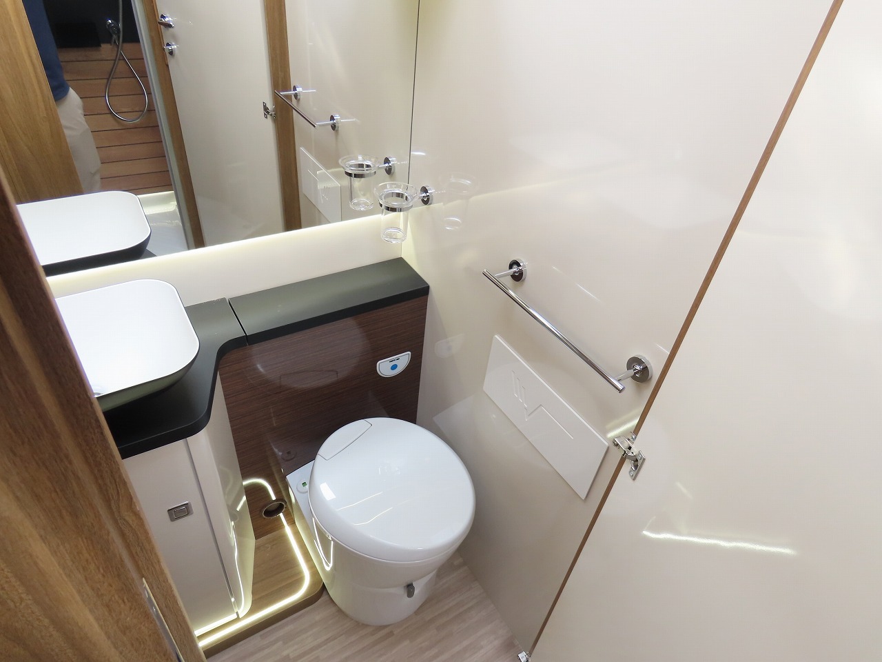 キャンピングカーバスコン