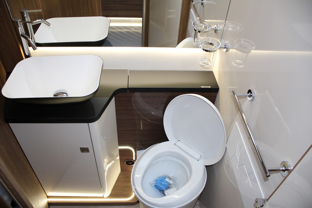 キャンピングカーバスコン