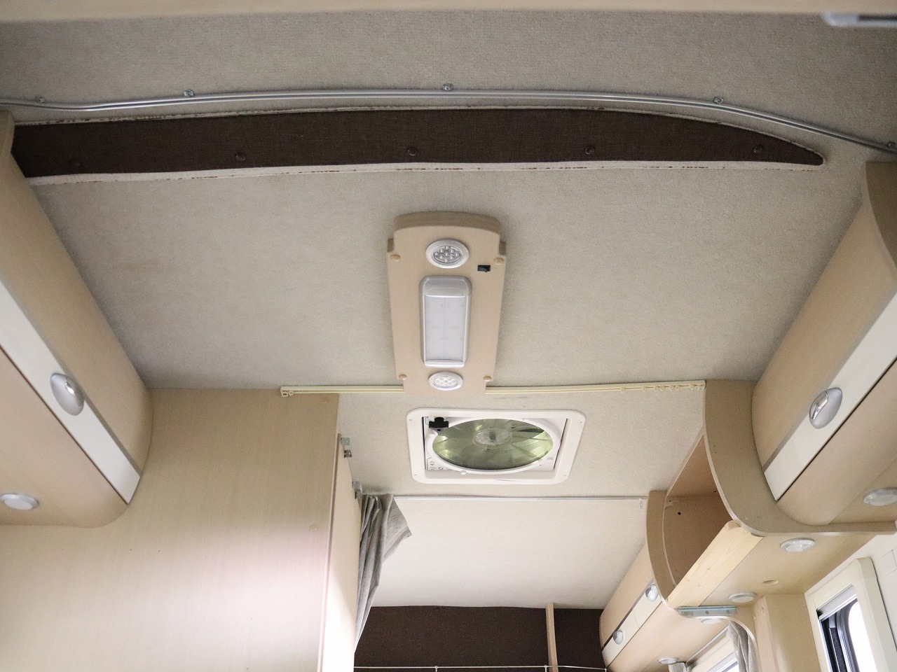 キャンピングカーキャブコン