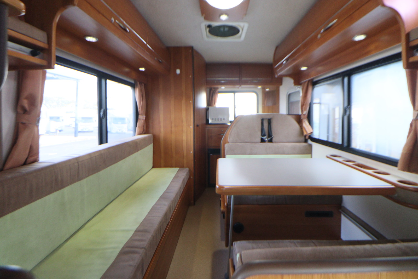 キャンピングカーキャブコン