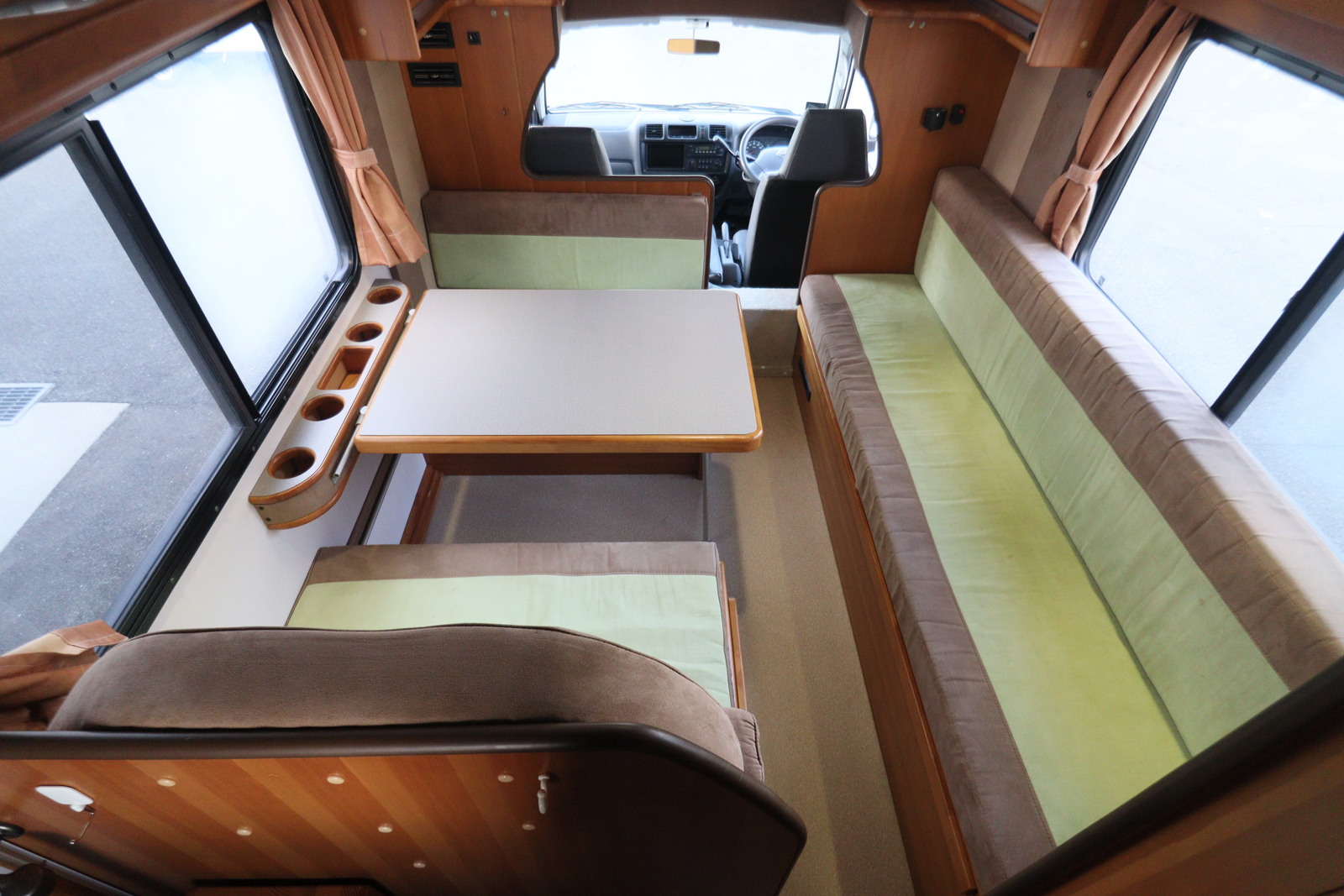 キャンピングカーキャブコン