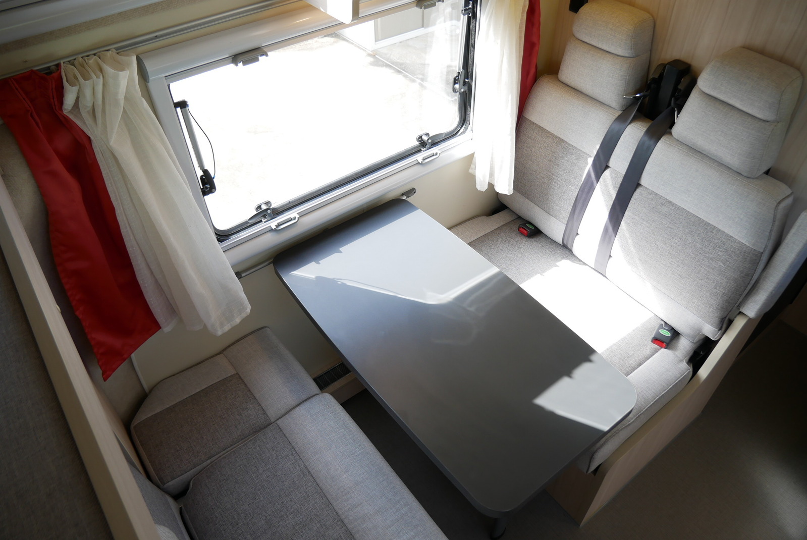 キャンピングカーキャブコン