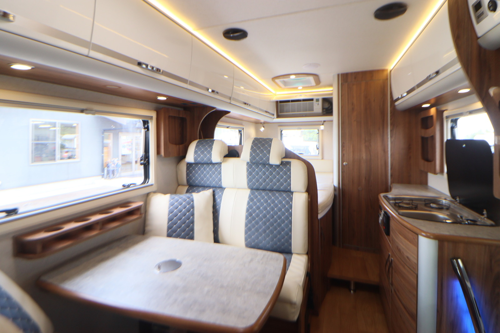 キャンピングカーキャブコン