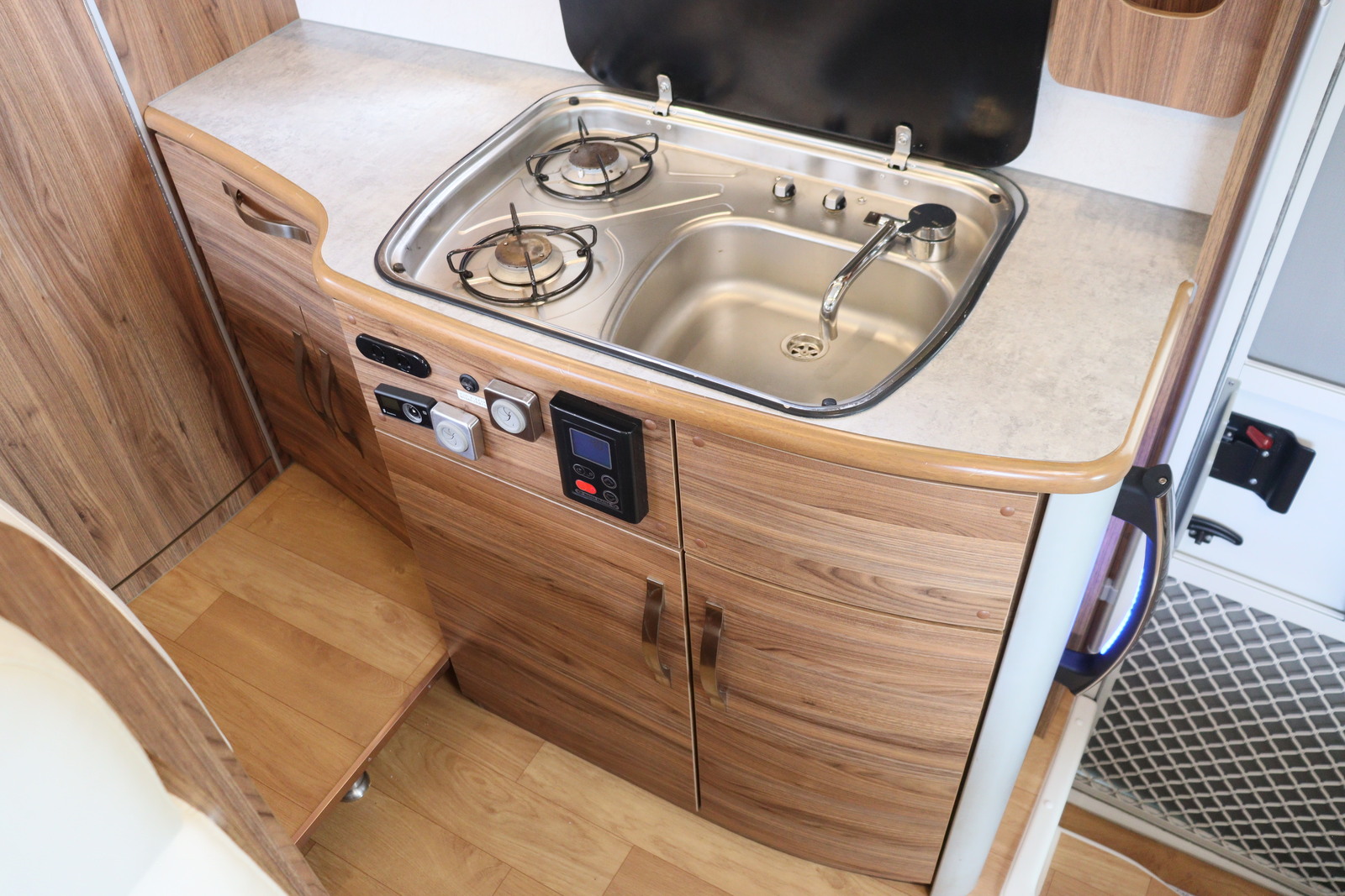 キャンピングカーキャブコン