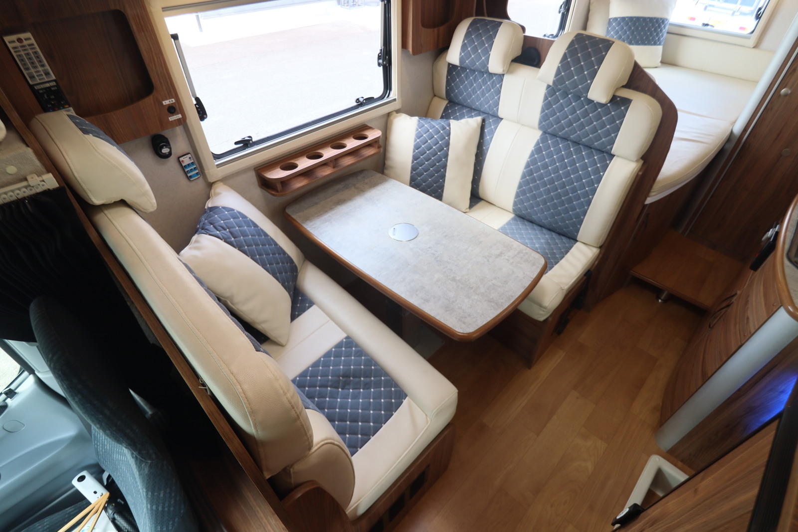 キャンピングカーキャブコン