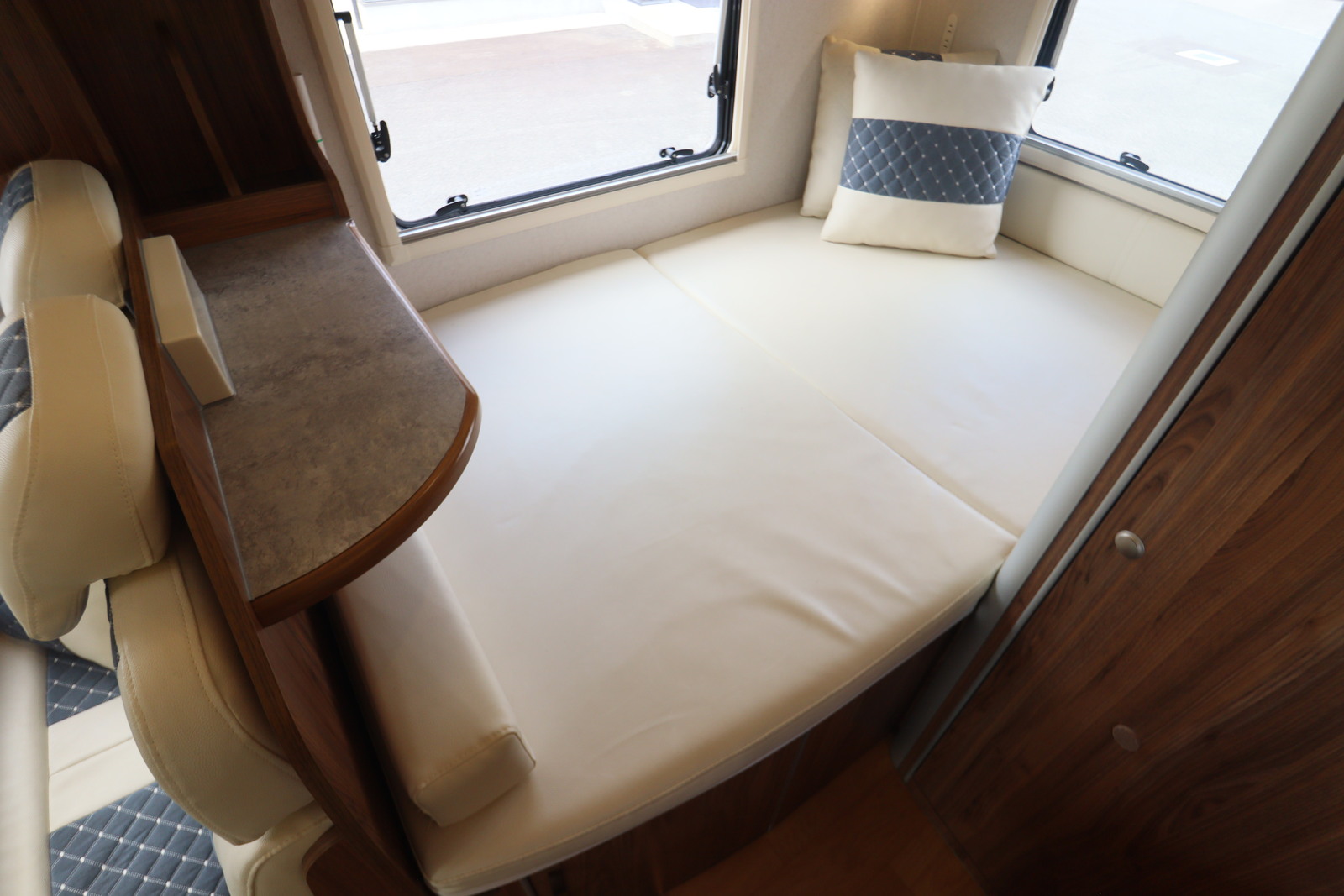 キャンピングカーキャブコン