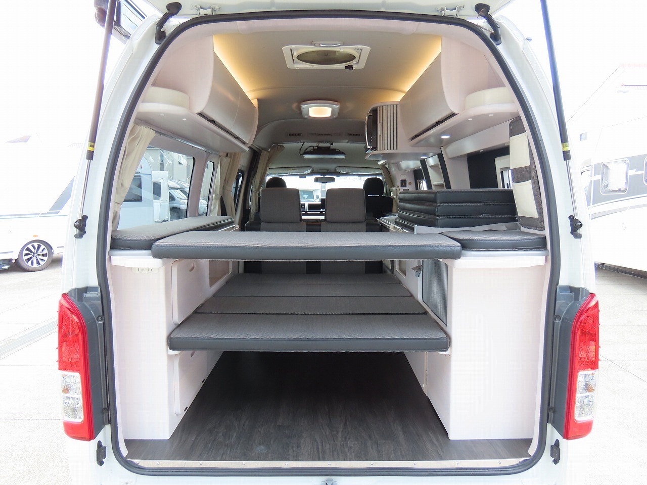 キャンピングカーバンコン