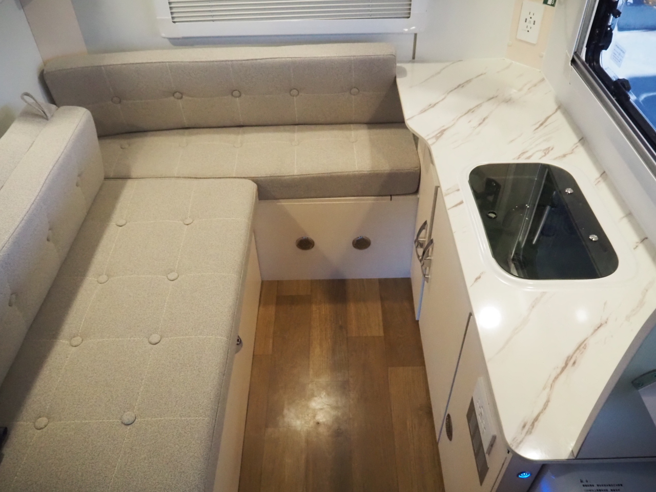 キャンピングカー軽キャンパー